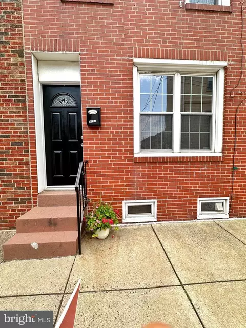 2721 E Albert St, Philadelphia, PA 19125
