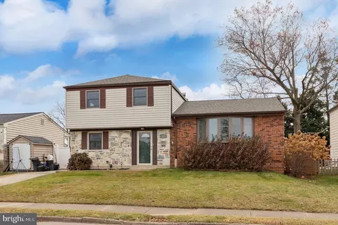 9733 Beacon Rd, Philadelphia, PA 19115