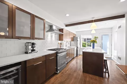 2042 Carpenter St, Philadelphia, PA 19146