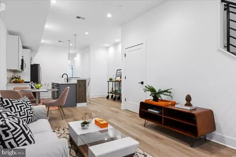 8 W Sharpnack St, Philadelphia, PA 19119
