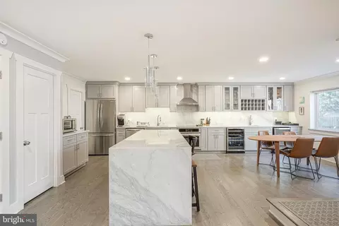 200 10 Lombard St #3, Philadelphia, PA 19147