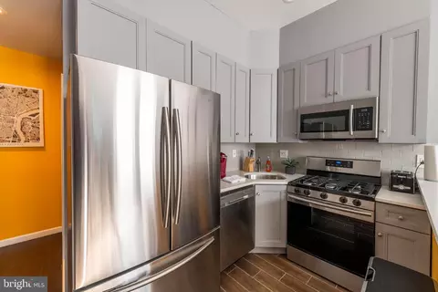 2449 Carpenter St, Philadelphia, PA 19146