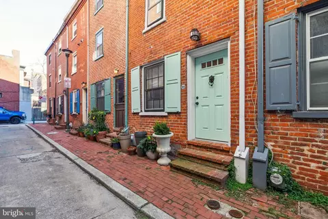 908 Waverly St, Philadelphia, PA 19147