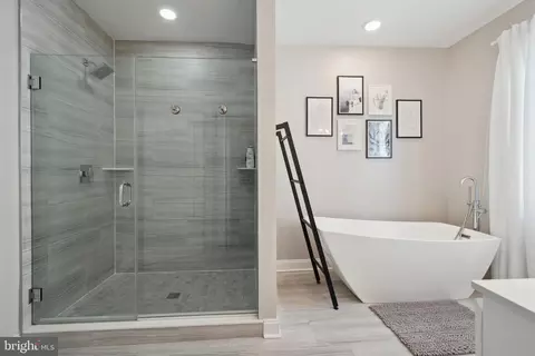 Bath - 1424 S Front St, Philadelphia, PA 19147 photo 1 of 8