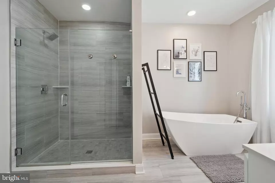 Bath - 1424 S Front St, Philadelphia, PA 19147 photo 1 of 8