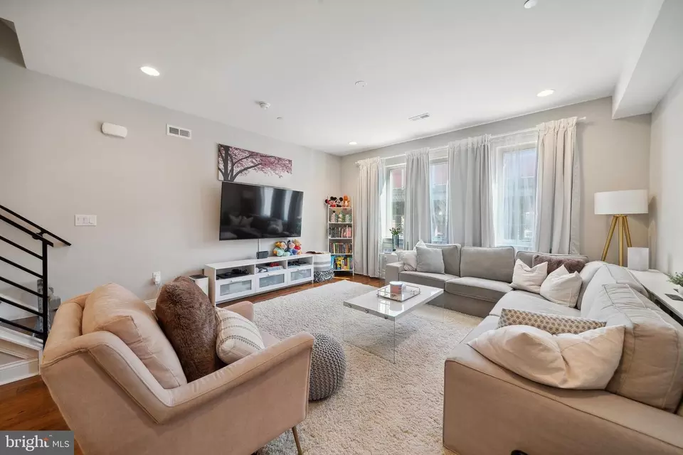 Living - 1424 S Front St, Philadelphia, PA 19147 photo 1 of 4