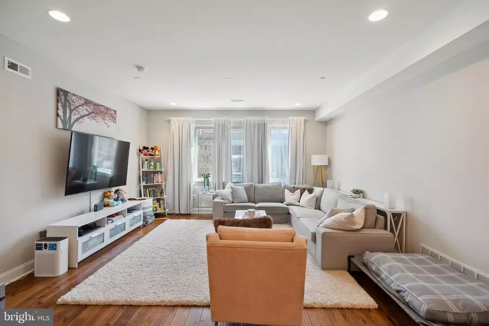 Living - 1424 S Front St, Philadelphia, PA 19147 photo 3 of 4