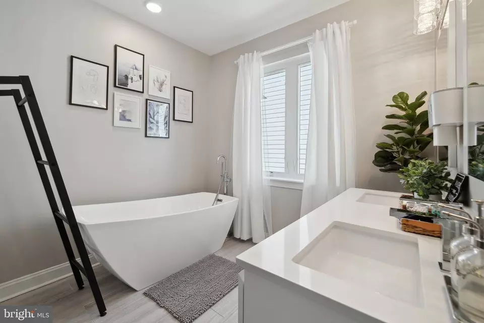 Bath - 1424 S Front St, Philadelphia, PA 19147 photo 2 of 8