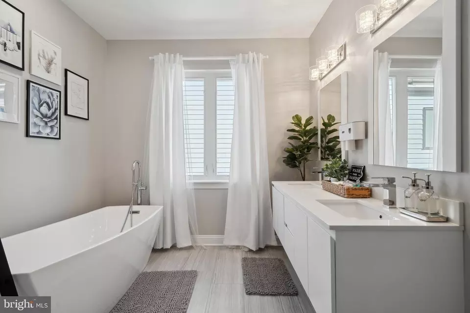 Bath - 1424 S Front St, Philadelphia, PA 19147 photo 3 of 8