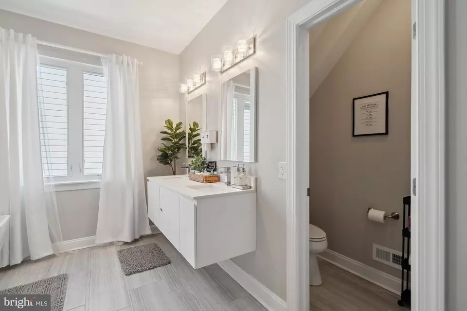 Bath - 1424 S Front St, Philadelphia, PA 19147 photo 5 of 8