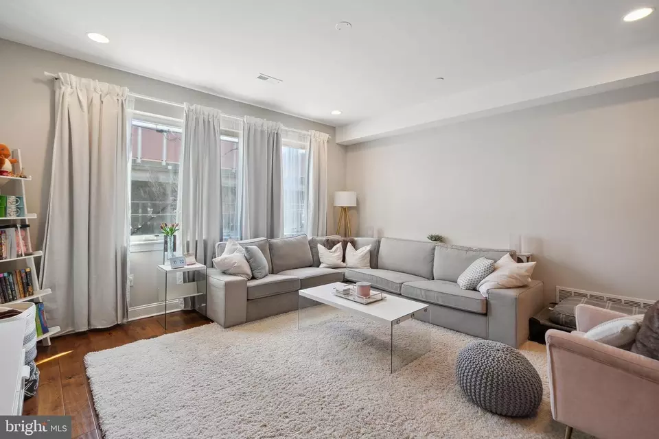 Living - 1424 S Front St, Philadelphia, PA 19147 photo 4 of 4