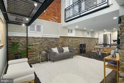 915 Clinton St #101, Philadelphia, PA 19107