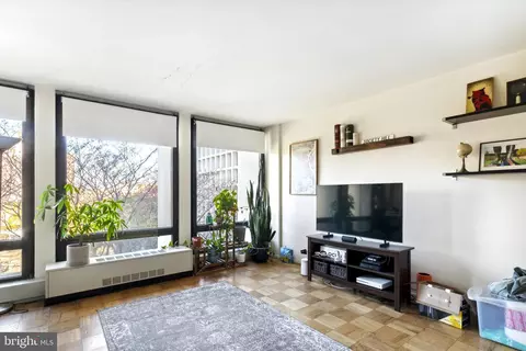 210 Locust St #5HW, Philadelphia, PA 19106