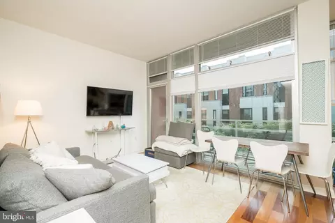 22 S Front St #303, Philadelphia, PA 19106