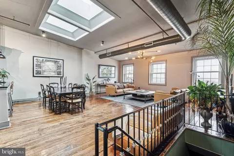 36 N Front St #4, Philadelphia, PA 19106