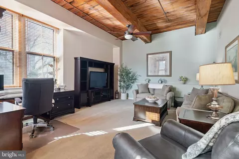 301 Race St #305, Philadelphia, PA 19106