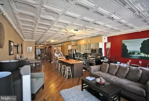 126 Market St #3, Philadelphia, PA 19106