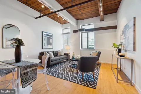 301 Race St #403, Philadelphia, PA 19106