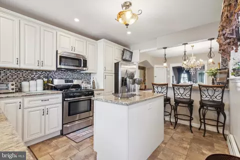 5840 Kemble Ave, Philadelphia, PA 19141