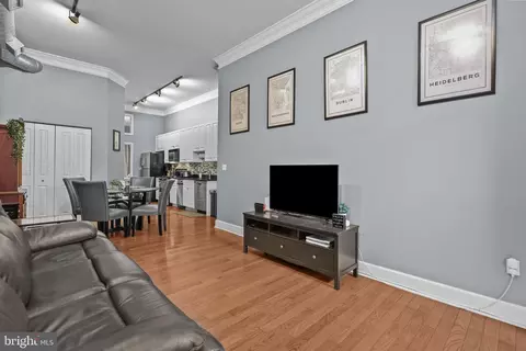 340 N Front St #A, Philadelphia, PA 19106