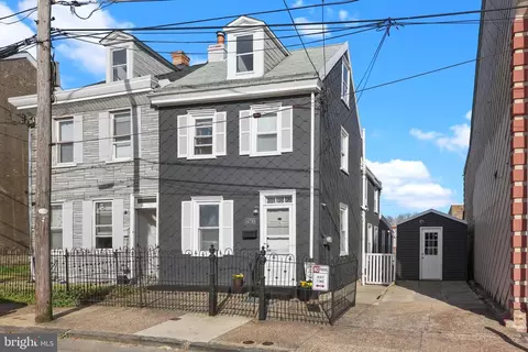 4730 32 Mercer St, Philadelphia, PA 19137