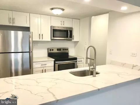 241 S 6th St #411A, Philadelphia, PA 19106
