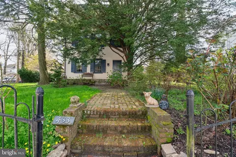 433 Green Ln, Philadelphia, PA 19128