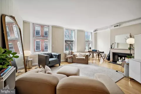 217 Church St #3F, Philadelphia, PA 19106