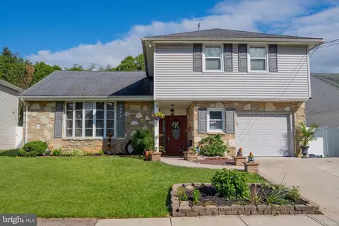 8703 Autumn Rd, Philadelphia, PA 19115