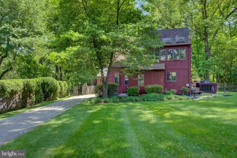 911 Ronnie Cir, Philadelphia, PA 19128