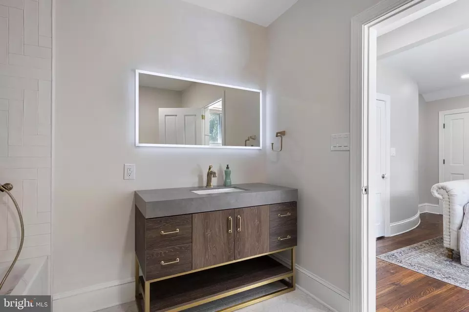 Bath - 8813 Norwood Ave, Philadelphia, PA 19118 photo 6 of 9