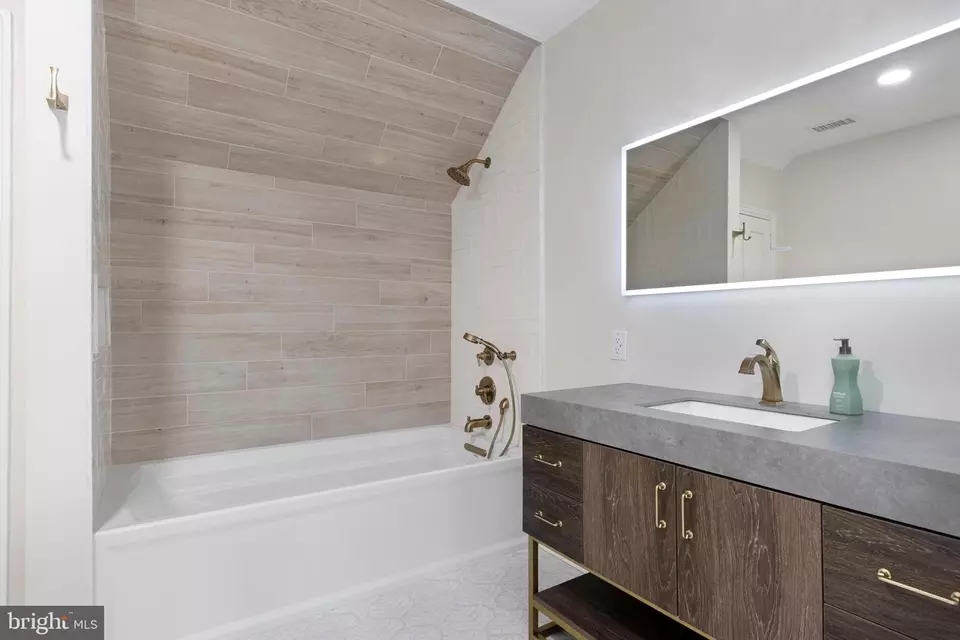 Bath - 8813 Norwood Ave, Philadelphia, PA 19118 photo 5 of 9