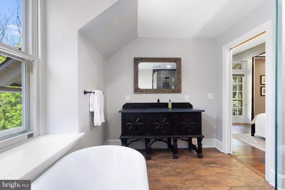 Bath - 8813 Norwood Ave, Philadelphia, PA 19118 photo 4 of 9