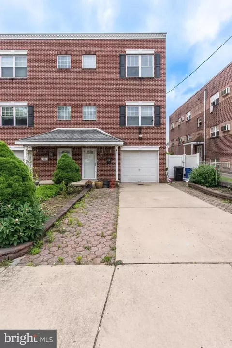 9527 Evans St, Philadelphia, PA 19115