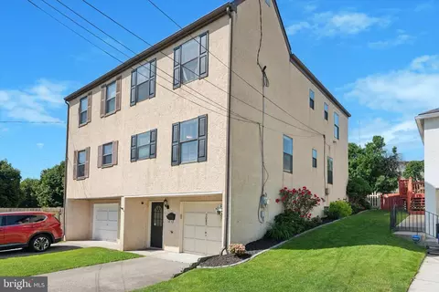 7042 Matthias St, Philadelphia, PA 19128