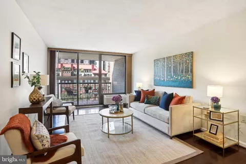 241 S 6th St #703, Philadelphia, PA 19106