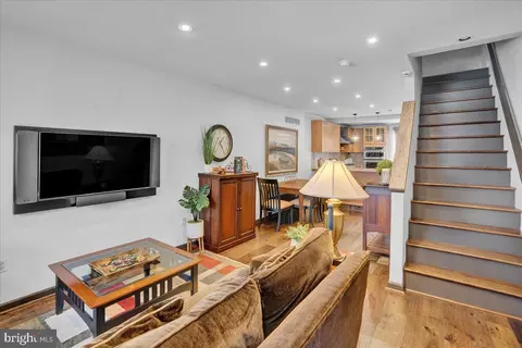 818 S 13th St, Philadelphia, PA 19147