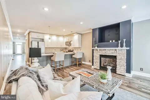 385 Lemonte St, Philadelphia, PA 19128
