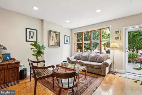 827 Moore St, Philadelphia, PA 19148