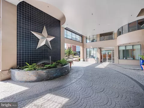 7 N Christopher Columbus Blvd #215, Philadelphia, PA 19106