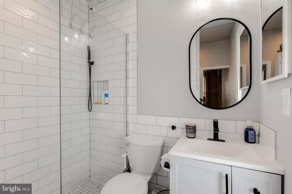 Bath - 1530 W Shunk St, Philadelphia, PA 19145 photo 5 of 6
