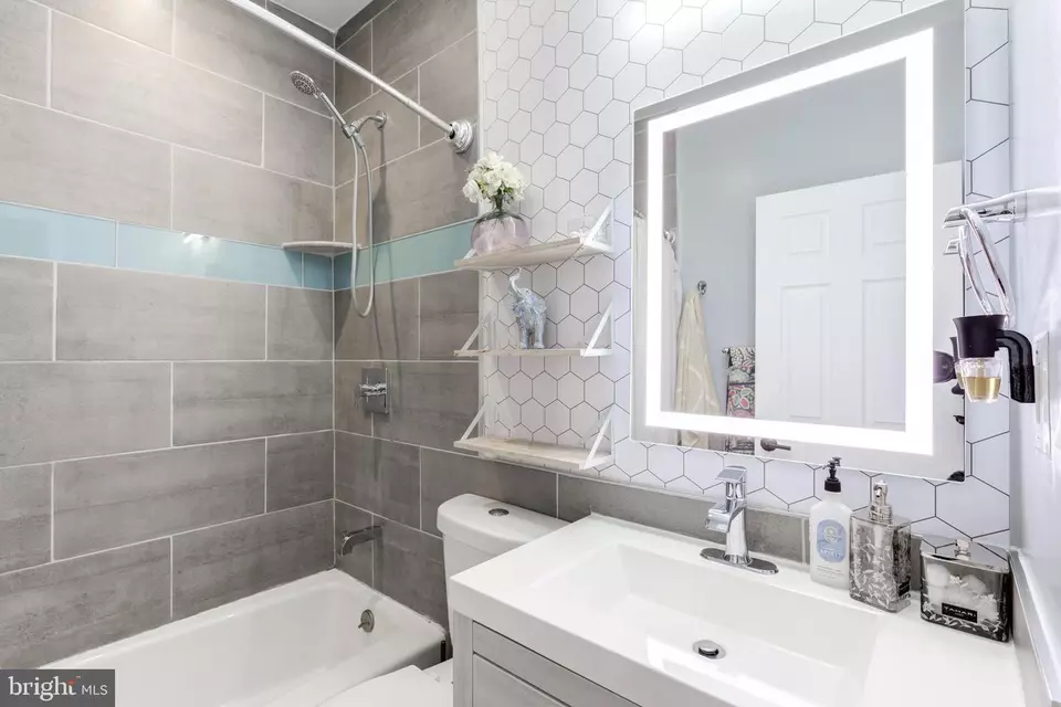 Bath - 1530 W Shunk St, Philadelphia, PA 19145 photo 4 of 6