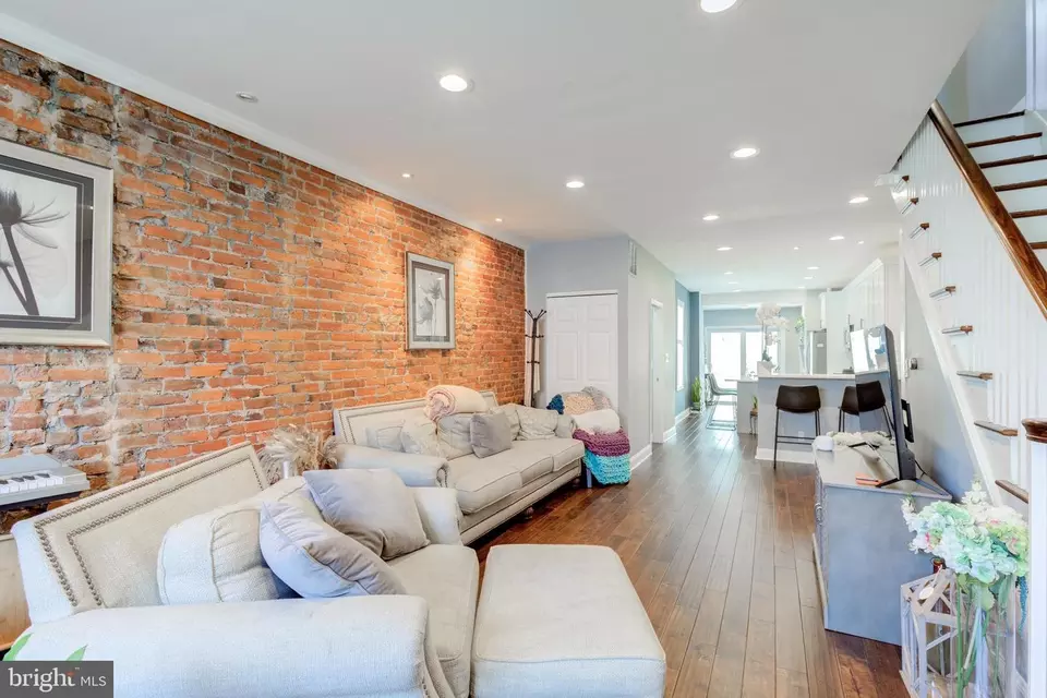 Entry Way - 1530 W Shunk St, Philadelphia, PA 19145 photo 2 of 11