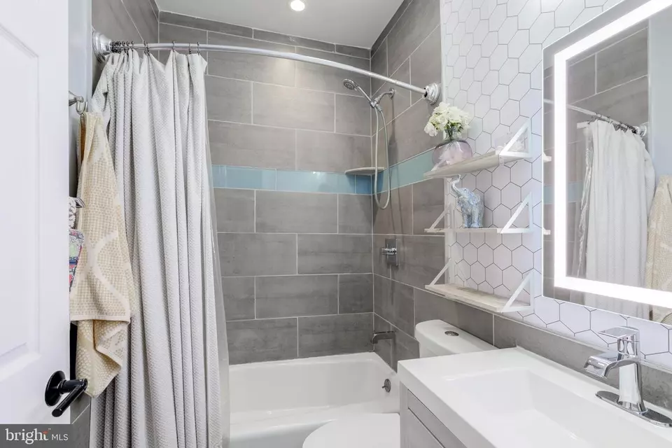 Bath - 1530 W Shunk St, Philadelphia, PA 19145 photo 2 of 6