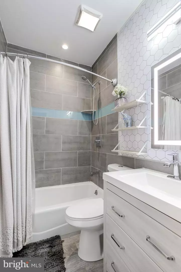 Bath - 1530 W Shunk St, Philadelphia, PA 19145 photo 3 of 6