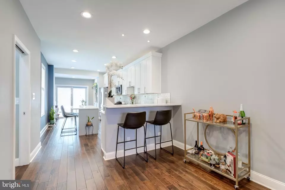 Entry Way - 1530 W Shunk St, Philadelphia, PA 19145 photo 5 of 11