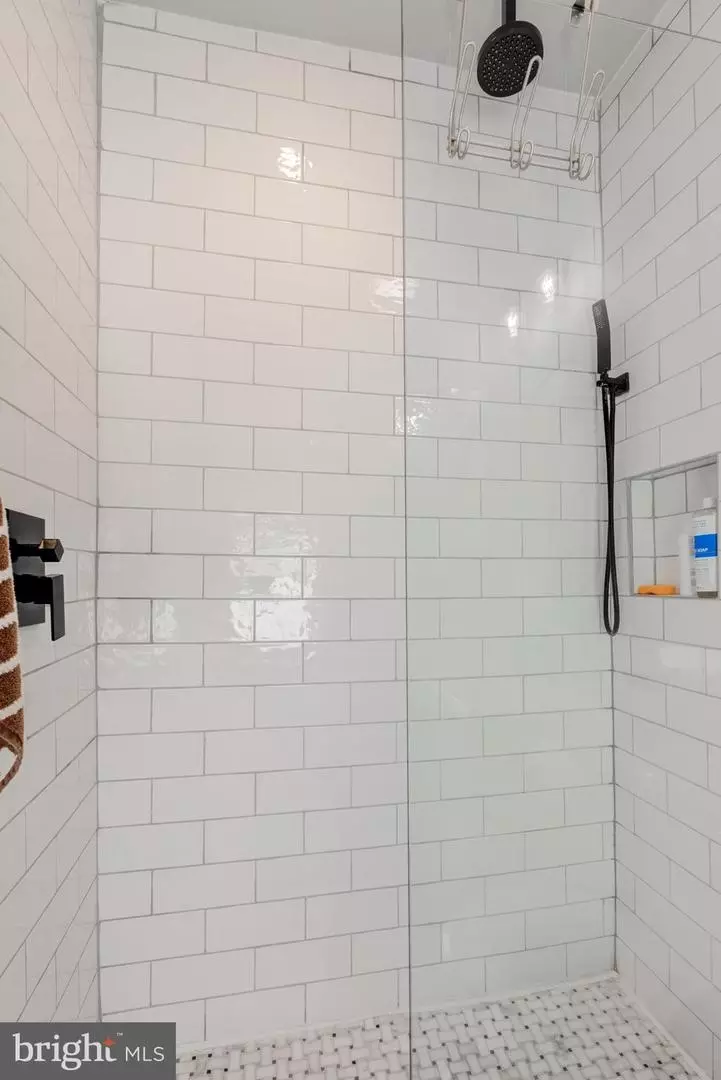 Bath - 1530 W Shunk St, Philadelphia, PA 19145 photo 6 of 6