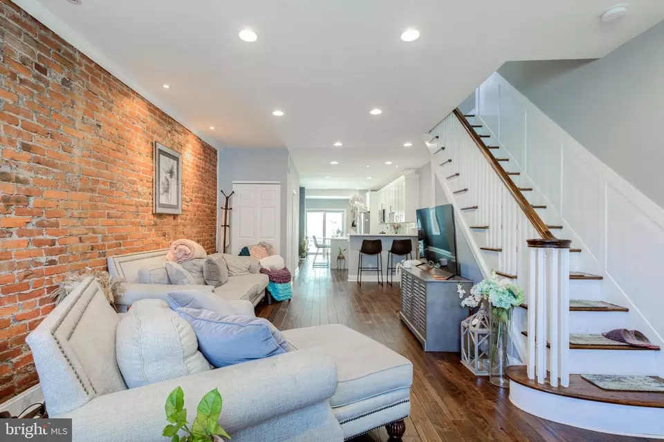 Entry Way - 1530 W Shunk St, Philadelphia, PA 19145 photo 3 of 11