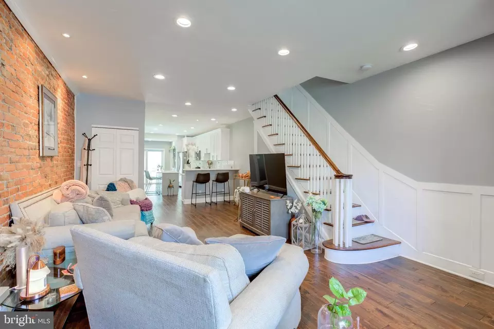 Entry Way - 1530 W Shunk St, Philadelphia, PA 19145 photo 4 of 11