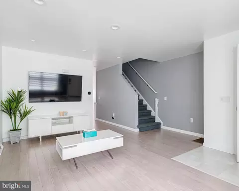 1113 E Hewson St, Philadelphia, PA 19125